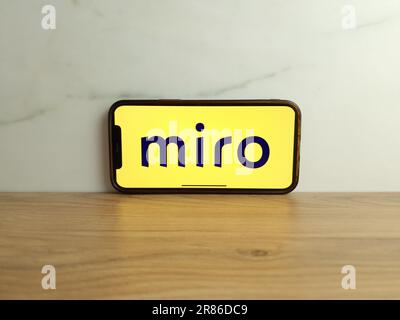 KONSKIE, Pologne - 17 juin 2023: Logo de la plate-forme Miro affiché sur l'écran du téléphone mobile Banque D'Images