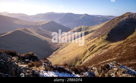 La vallée de Sail Beck sous le sommet de Knott Rigg et High Snockrigg avec High Crag, High Stile et Red Pike au loin en hiver dans l'Eng Banque D'Images