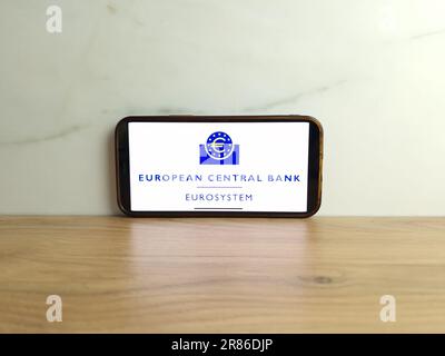 KONSKIE, Pologne - 17 juin 2023: Logo de la BCE Banque centrale européenne affiché sur l'écran du téléphone mobile Banque D'Images