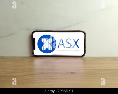 KONSKIE, Pologne - 17 juin 2023 : logo de la Bourse australienne de valeurs mobilières ASX affiché sur l'écran du téléphone mobile Banque D'Images