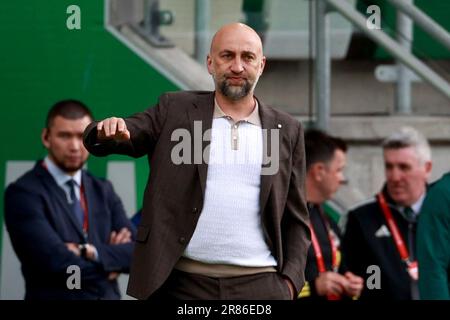 Magomed Adiyev, le Manager kazakh, se met en mouvement depuis le banc de touche lors du match de qualification de l'UEFA Euro 2024 au stade national de football de Windsor Park, à Belfast. Date de la photo: Lundi 19 juin 2023. Banque D'Images