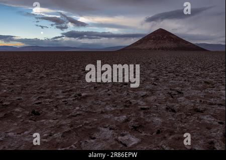 Cono de Arita parfaitement formé dans le Salar de Arizaro au coucher du soleil - explorer les hauts plateaux argentins appelés Puna tout en voyageant en Amérique du Sud Banque D'Images