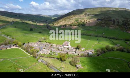 Hameau de Thwaite à l'extrémité supérieure de Swaledale, avec la colline de Kisdon à l'arrière, en début d'été. Parc national de Yorkshire Dales, Royaume-Uni. Banque D'Images