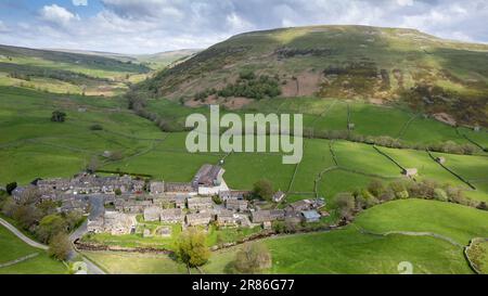 Hameau de Thwaite à l'extrémité supérieure de Swaledale, avec la colline de Kisdon à l'arrière, en début d'été. Parc national de Yorkshire Dales, Royaume-Uni. Banque D'Images