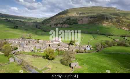 Hameau de Thwaite à l'extrémité supérieure de Swaledale, avec la colline de Kisdon à l'arrière, en début d'été. Parc national de Yorkshire Dales, Royaume-Uni. Banque D'Images