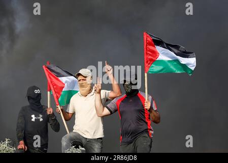 Gaza, Palestine. 19th juin 2023. Les Palestiniens prennent part à une protestation contre le raid militaire israélien dans la ville de Jénine, en Cisjordanie, le long de la barrière frontalière avec Israël, à l'est de la ville de Gaza. Des hélicoptères de combat israéliens ont frappé des cibles en Cisjordanie, au cours d'une bataille acharnée. Plusieurs Palestiniens, dont un garçon de 15 ans, ont été tués. Des dizaines de Palestiniens ont été blessés et l'armée israélienne a déclaré que sept membres de la police des frontières et de l'armée avaient été blessés. Ils ont déclaré que les troupes ont été incendiées lors d'un RAID d'arrestation à Djénine et ont renvoyé des hommes armés. Crédit : SOPA Images Limited/Alamy Live News Banque D'Images