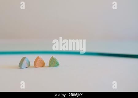 Pilules d'ecstasy de Tesla de couleur orange, verte et bleue en forme de bouclier avec le logo de Tesla; 240 milligrammes de MDMA récréatif ou Molly; drogues Banque D'Images