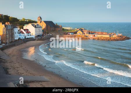 Vue panoramique sur le coucher du soleil à l'heure d'or du port et de la plage au village de pêcheurs côtier de Kinghorn, Fife, Écosse, Royaume-Uni, le soir d'été. Banque D'Images