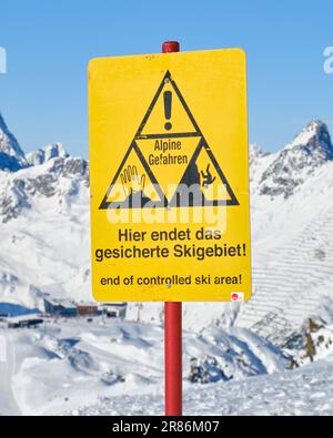 Fin d'un panneau d'avertissement sur les pistes de ski, en allemand, à la station de ski d'Ischgl, à la frontière de l'Autriche et de la Suisse. Banque D'Images