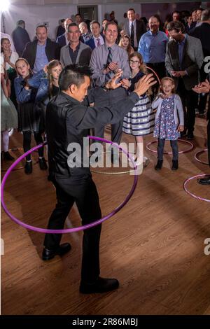 Les pères et les filles dansent dans une salle de gym catholique du sud de la Californie. Notez les arceaux de hula. Banque D'Images