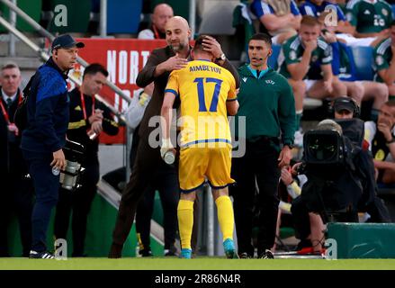 Le Manager, Magomed Adiyev, félicite Amat Aimbetov du Kazakhstan, après avoir marqué le but d'ouverture du match de qualification de l'UEFA Euro 2024 au stade national de football de Windsor Park, à Belfast. Date de la photo: Lundi 19 juin 2023. Banque D'Images