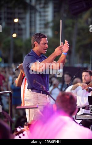 Le maire de Miami, Francis X. Suarez, dirige l'Orchestre symphonique de Miami au parc Peacock à Coconut Grove, en Floride, sur 4 juillet 2022 Banque D'Images