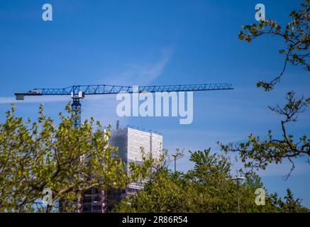 Grue de construction contre ciel bleu dans le Brondby Danemark Banque D'Images