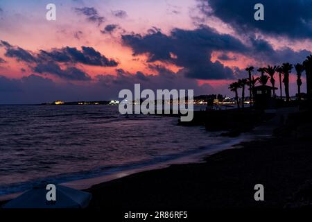 Vue sur le soleil se trouvant sur la côte de Paphos, sur l'île de Chypre Banque D'Images