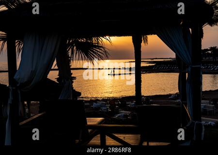 Une vue sur un ciel orange éblouissant illuminant le coût de l'île de paphos à Chypre Banque D'Images