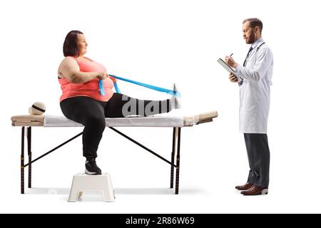 Femme en surpoids faisant de l'exercice avec une bande d'étirement et un médecin écrivant un document isolé sur fond blanc Banque D'Images