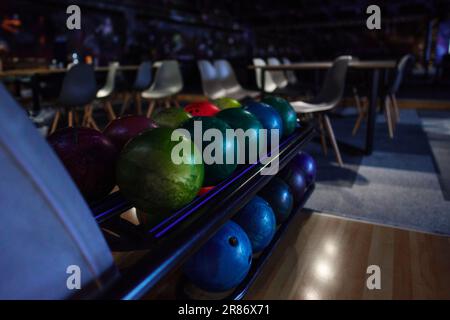 La photo présente une collection de boules de bowling, avec leur variété, leurs couleurs et leurs motifs. Banque D'Images