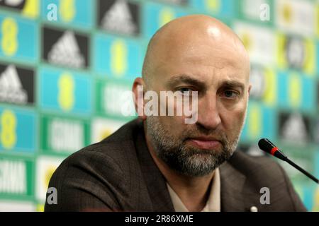 Magomed Adiyev, le Manager kazakh, lors d'une conférence de presse post-match après le match de l'UEFA Euro 2024 Qualificative Group H, au stade national de football de Windsor Park, à Belfast. Date de la photo: Lundi 19 juin 2023. Banque D'Images