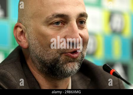 Magomed Adiyev, le Manager kazakh, lors d'une conférence de presse post-match après le match de l'UEFA Euro 2024 Qualificative Group H, au stade national de football de Windsor Park, à Belfast. Date de la photo: Lundi 19 juin 2023. Banque D'Images