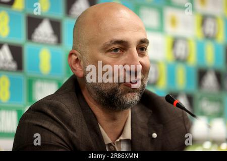 Magomed Adiyev, le Manager kazakh, lors d'une conférence de presse post-match après le match de l'UEFA Euro 2024 Qualificative Group H, au stade national de football de Windsor Park, à Belfast. Date de la photo: Lundi 19 juin 2023. Banque D'Images