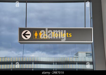 Toilettes les panneaux signalant la direction Banque D'Images