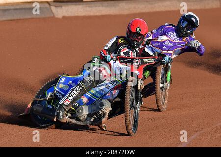 Manchester, Royaume-Uni. 19 juin 2023. Jaimon Lidsey de Belle vue 'ATPI' Aces dirige Benjamin Basso de Peterborough 'Crendon' Panthers lors du match de Premiership entre Belle vue Aces et Peterborough Panthers au National Speedway Stadium, Manchester, le lundi 19th juin 2023. Crédit : MI News & Sport /Alay Live News Banque D'Images