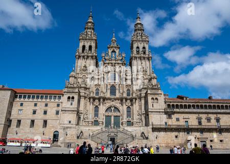 Saint-Jacques-de-Compostelle, la Coruna, Galice, Espagne - 11 juin 2023. Touristes et pèlerins en face de la Cathédrale de Saint-Jacques-de-Compostelle Banque D'Images