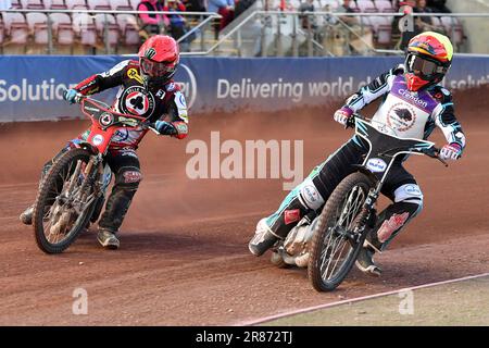 Manchester, Royaume-Uni. 19 juin 2023. Jaimon Lidsey de Belle vue 'ATPI' Aces se Tussles avec Vadim Tarasenko de Peterborough 'Crendon' Panthers pendant le match de première qualité de Sports Assure entre Belle vue Aces et Peterborough Panthers au National Speedway Stadium, Manchester, le lundi 19th juin 2023 crédit: MI News & Sport /Alay Live News Banque D'Images