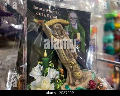 Statues de Santa Muerte, une figure controversée liée à la superstition Banque D'Images