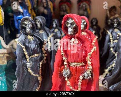 Statues de Santa Muerte, une figure controversée liée à la superstition Banque D'Images