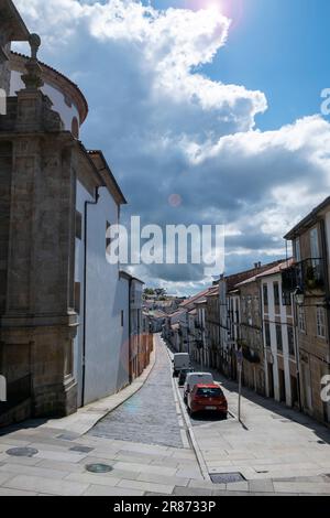 Saint-Jacques-de-Compostelle, la Coruna, Galice, Espagne - 13 juin 2023. Vue sur la rue de Hortas. Banque D'Images