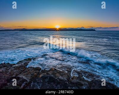 Paysage marin au lever du soleil depuis la réserve de Paul Landers à Pearl Beach sur la côte centrale, Nouvelle-Galles du Sud, Australie. Banque D'Images