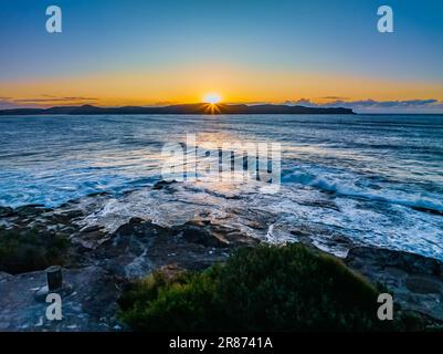 Paysage marin au lever du soleil depuis la réserve de Paul Landers à Pearl Beach sur la côte centrale, Nouvelle-Galles du Sud, Australie. Banque D'Images