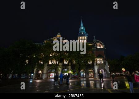 Photo de la tour de l'hôtel de ville de Subotica la nuit, l'hôtel de ville de Subotica est situé à Subotica, dans la province de Voïvodine et de Distri Banque D'Images