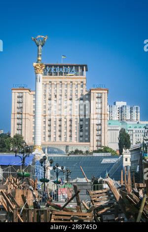 Photo des barricades face à l'hôtel ukrayina et le monument à la colonne indépendante après la révolution Maidan de 2014. Euromaidan était une vague de ddem Banque D'Images