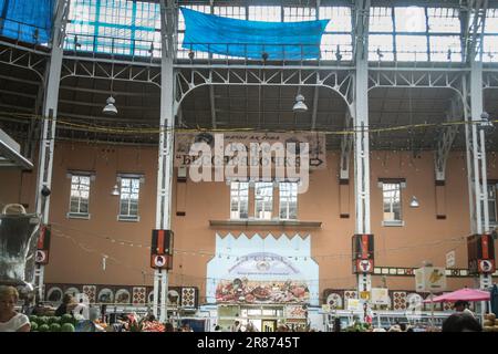 Panorama de l'intérieur du marché de Kiev, Besarabky Rynok, avec stands et stands. Le marché de Besarabsky également appelé le Besarabka est un in Banque D'Images