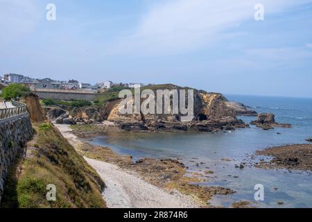 Plage de Represas à Tapia de Casariego, Asturies, Espagne. Côte de la mer de Cantabrie. Banque D'Images