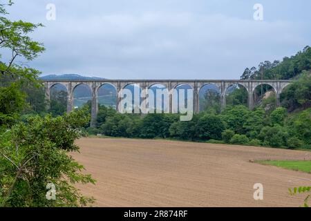 Pont ferroviaire au-dessus de la rivière Esva dans les Asturies, Espagne. Jour nuageux. Banque D'Images