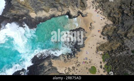 Belle vue aérienne de la crique de Halona Beach à Hawaï Banque D'Images