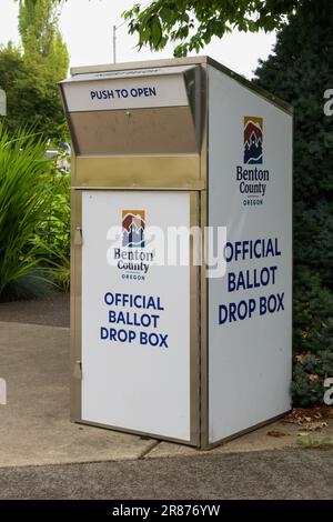 Corvallis, OREGON, États-Unis - 13 juin 2023; boîte de scrutin officielle pour les élections dans le comté de Benton dans Corvallis, Oregon Banque D'Images