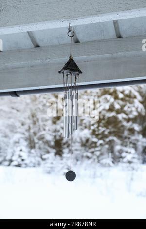 Carillons éoliens élégants suspendus en hiver à l'extérieur Banque D'Images