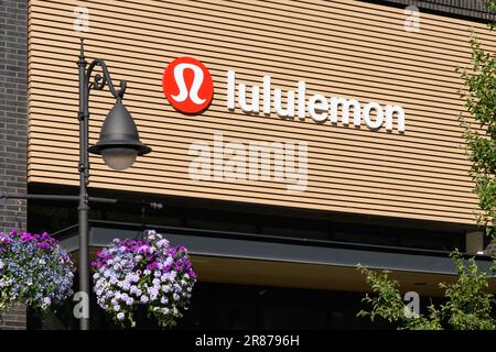 Kirkland, WA, Etats-Unis - 04 juin 2023; affiche avec logo pour Lululemon sur la façade du bâtiment avec fleurs Banque D'Images