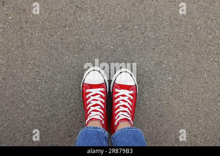 Femme en chaussures de ville élégantes sur asphalte, vue de dessus Banque D'Images