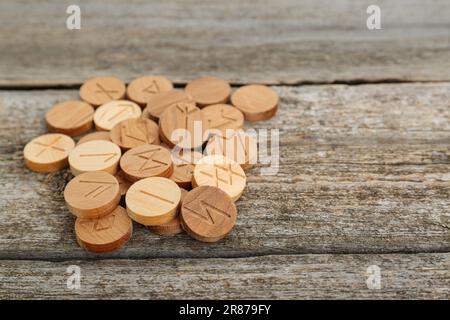 Pile de runes avec différents symboles sur une table en bois Banque D'Images