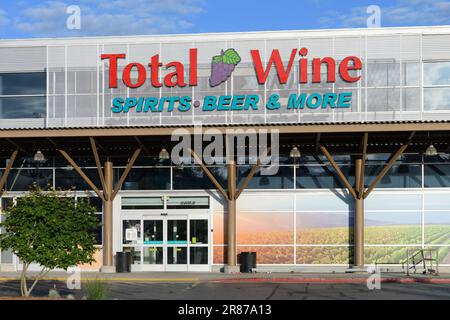 Bellevue, WA, Etats-Unis - 04 juin 2023; signalisation et façade de Total Wine Spirits magasin de bière et plus Banque D'Images