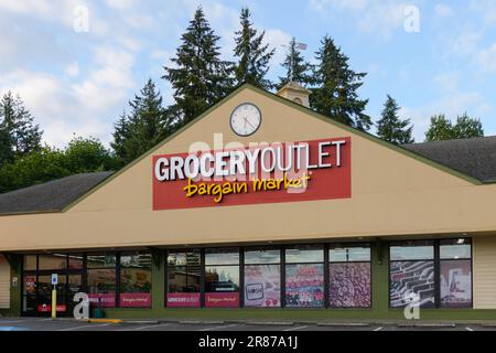 Bellevue, WA, Etats-Unis - 04 juin 2023; magasin d'épicerie Bargain Market façade en début de matinée Banque D'Images