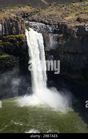 Palouse tombe dans la piscine dans l'est de l'État de Washington sous le soleil de printemps entouré de roche de basalte Banque D'Images