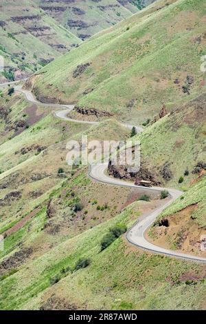 Enterprise, OREGON, États-Unis - 24 mai 2023 ; un camion de bûcheronnage monte sur la Highway sinueuse d'Enterprise Lewiston dans le nord-est de l'Oregon Banque D'Images