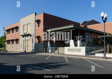 Bend, OREGON, États-Unis - 15 juin 2023; immeuble du palais de justice du comté de Deschutes à Bend, Oregon, construit en 1978 Banque D'Images