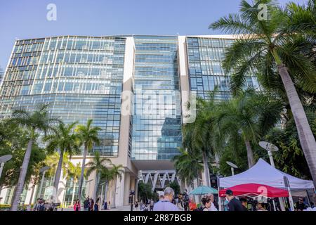 MIAMI, Floride – 13 juin 2023: Des gens sont vus près de la Wilkie D. Ferguson, Jr. États-Unis Palais de justice avant l'incendie de l'ancien président Donald Trump. Banque D'Images